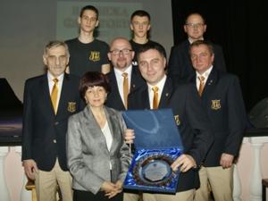 Wiceburmistrz Ziębic, Janina Lacel, na wspólnym zdjęciu z zawodnikami i działaczami „Jaskini Lwa”, laureatami w kategorii „Sportowa impreza roku”