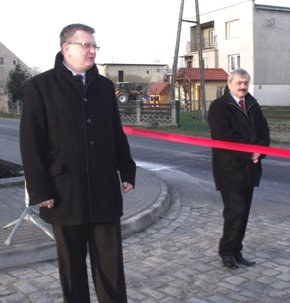 Dyrektor PZD Leszek Jędrzejczuk poinformował o zakończeniu budowy chodnika w Karszowie