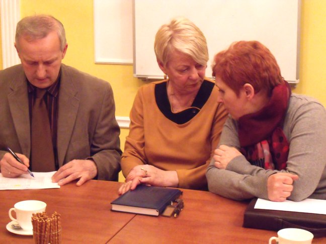 Dyrektor Alina Ziewiec – Chlebosz (po prawej) wyjaśniła, że przy opracowaniu programu wzięto pod uwagę wszystkie sugestie jej i rady rodziców