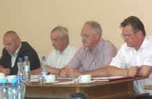 Radny Deja (trzeci z lewej) apelował aby rada wstrzymała się z podejmowaniem uchwały dotyczącej likwidacji szkół
