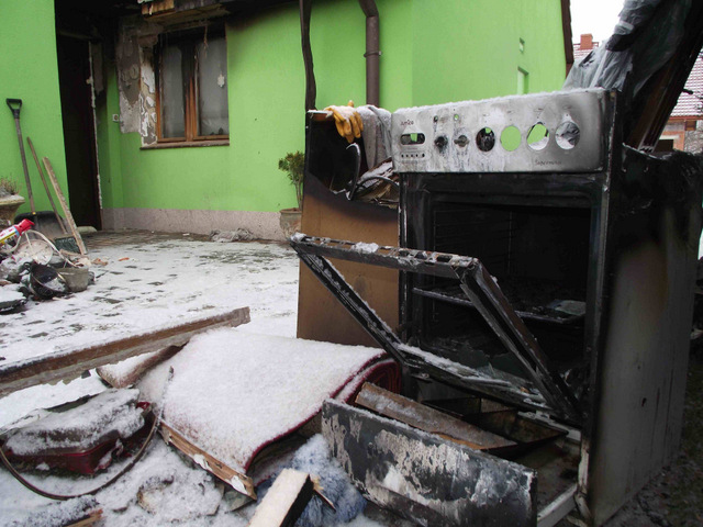 Ogień pojawił się w mieszkaniu po włączeniu kuchenki gazowej. Niestety, pożar szybko się rozprzestrzenił. Kuchnia spaliła się całkowicie, a dom wymaga remontu