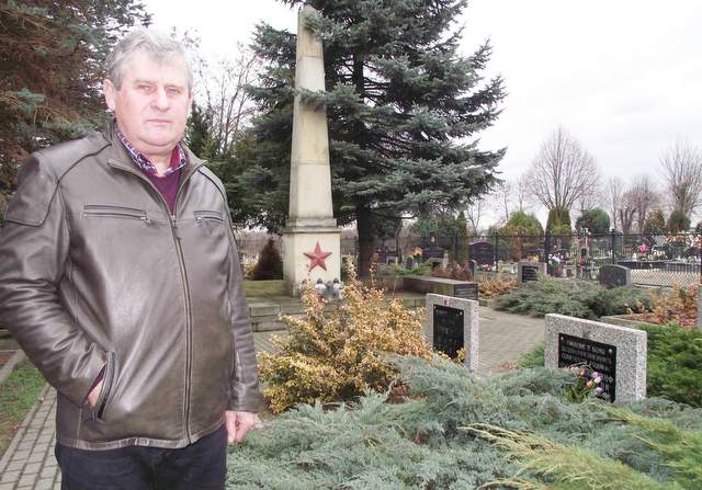 Emil Tomaś, członek Towarzystwa Miłośników Ziemi Wiązowskiej, posiada bogate materiały o historii cmentarza żołnierzy Armii Radzieckiej w Wiązowie