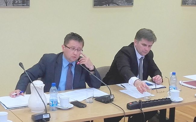 - Patrząc na oferty, które do nas wpłynęły, mam spore wątpliwości, że negocjacje zostaną sfinalizowane pomyślnie - mówił starosta strzeliński Marek Warcholiński (z lewej)