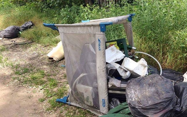 Wyrzucone przy drodze śmieci (zdjęcie pochodzi z profilu fb strzelińskiej straży miejskiej)