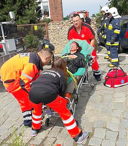 Uratowana z pożaru poszkodowana otrzymała pomoc medyczną