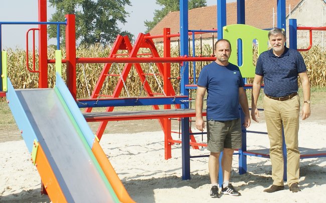 - Mamy w naszej wsi nowy plac zabaw – powiedział sołtys Jarosław Kuligowski (po lewej). Obok wójt Waldemar Grochowski