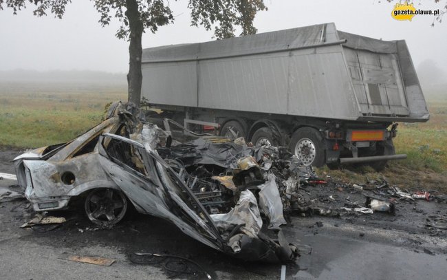 Auto osobowe całkowicie spłonęło. Foto: Wiadomości Oławskie