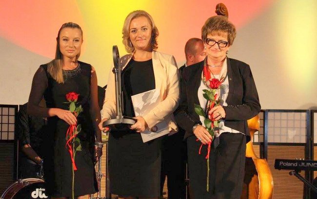 Gmina Strzelin, którą podczas uroczystości reprezentowała burmistrz Dorota Pawnuk (w środku), otrzymała „Dolnośląski Klucz Sukcesu” (fot. UMiG Strzelin)