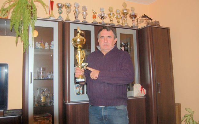 Damian Zdzisław Sobski pokazuje swoją kolekcję trofeów za loty gołębi pocztowych