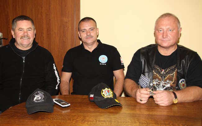 Na zdjęciu od prawej: wiceprezydent Strzelińskiej Grupy Motocyklowej Jan Biłas, Artur Widelski, przewodniczący regionu IPA w Strzelinie i Bronisław Białkowski, prezydent Riders of IPA w regionie strzelińskim    