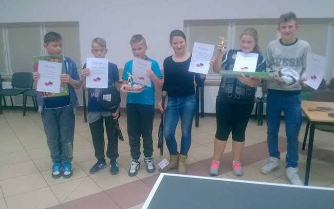 Laureaci turnieju tenisa stołowego w Kuropatniku (fot. facebook Sołectwo Kuropatnik)