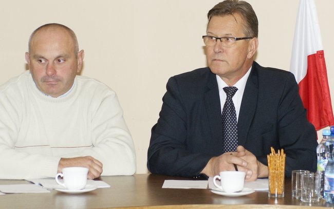 Sesję prowadził przewodniczący rady Andrzej Łuczak (po prawej). Obok Damian Długosz, wiceprzewodniczący