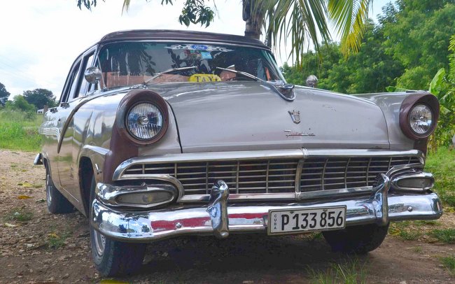 Takie motoryzacyjne cuda z lat 50. to codzienny widok na kubańskich ulicach