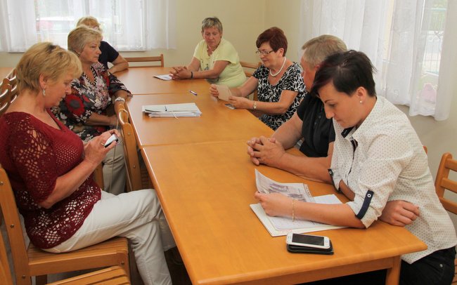 Rada sołecka i sołtys odbyli już kilka spotkań organizacyjnych, poprzedzających tegoroczne dożynki gminne. Uczestniczyły w nich również panie z Klubu Seniora