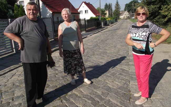 Mieszkańcy Mikoszowa od lat walczą o remont drogi z kostki kamiennej (na zdjęciu od prawej Joanna Kowalczyk, Irena Łyszkiewicz oraz Henryk Łyszkiewicz)