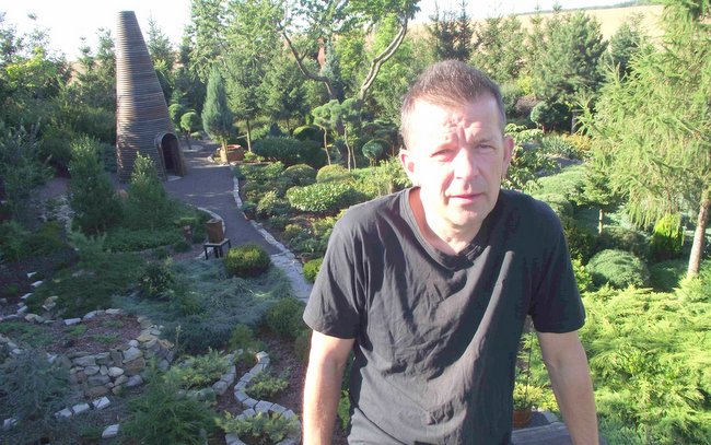 Tomasz Domański (na zdjęciu) i partnerka Beata Lubicka stworzyli w Komorowicach ogród, który zachwyca swoim urokiem