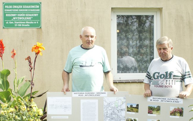 Czesław Bień, po prawej, i Zbigniew Odzimek prezentują plansze z dokonaniami i historią ROD „Wyzwolenie” przygotowane z okazji jubileuszu