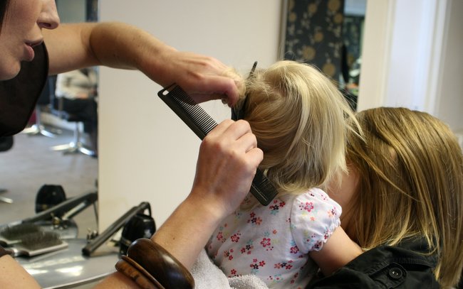 Po umyciu i wysuszeniu trzeba dokładnie wyczesać włosy dziecka. Foto: Karen Andrews/freeimages.com