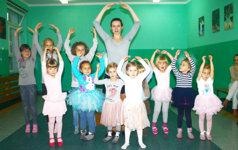 Marta Warchoł prowadzi zajęcia baletowe dla najmłodszych. Dzieci uczą się przede wszystkim panowania nad swoim ciałem