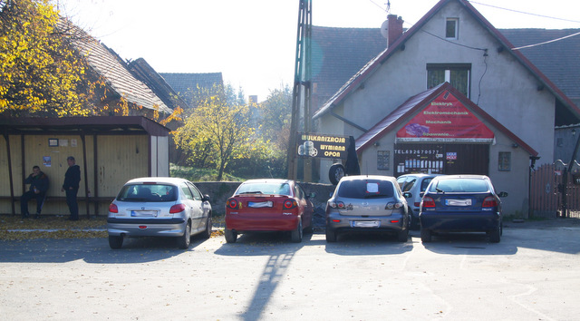 Samochody parkujące przy przystanku w Przewornie