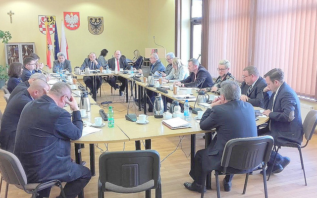Radni na ostatniej sesji Rady Powiatu Strzelińskiego pytali między innymi o sytuację SCM - u