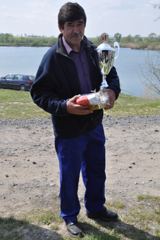 Zwycięsca zawodów wędkarskich - Józef Duszek (4,15 kg)