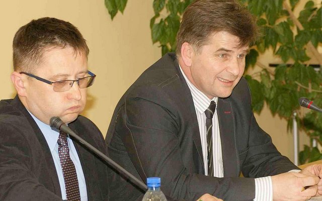 Na pytania radnych odpowiadali starosta Marek Warcholiński (z lewej) i wicestarosta Aleksander Ziółkowski