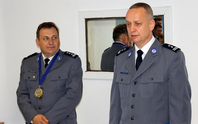 Obowiązki komendanta powiatowego policji w Strzelinie przejął mł. insp. Marek Pelczar (z prawej). Obok były komendant insp. Jarosław Kolano
