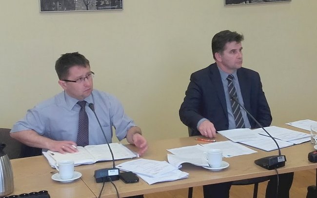  - Balansujemy z budżetem na krawędzi - mówił starosta strzeliński Marek Warcholiński (z lewej)