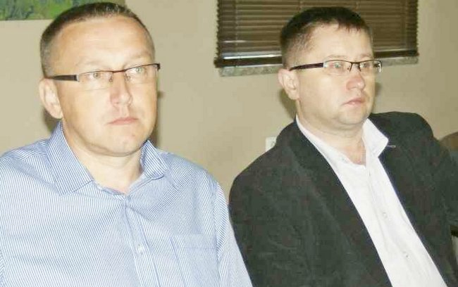 Starosta Marek Warcholińsk (po prawej), i Mariusz Kunysz, naczelnik powiatowego wydziału ochrony środowiska, rolnictwa i leśnictwa