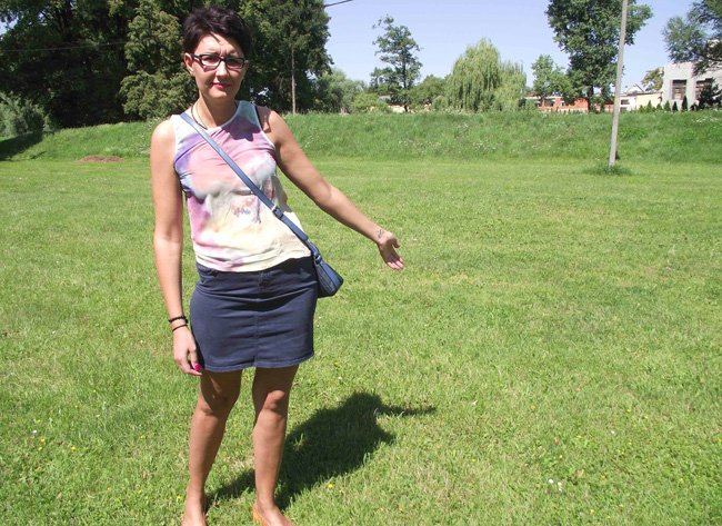 Agata Bartulica pokazuje, gdzie w parku miejskim mógłby powstać skatepark