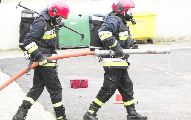 Druga grupa strażaków zajęła się gaszeniem pożaru