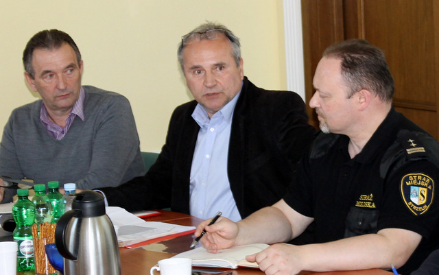 Prezes ZWiK Stanisław Klimaszewski (w środku) stwierdził, że mieszkańcy powinni być informowani o korzyściach wynikających z podłączenia do kanalizacji
