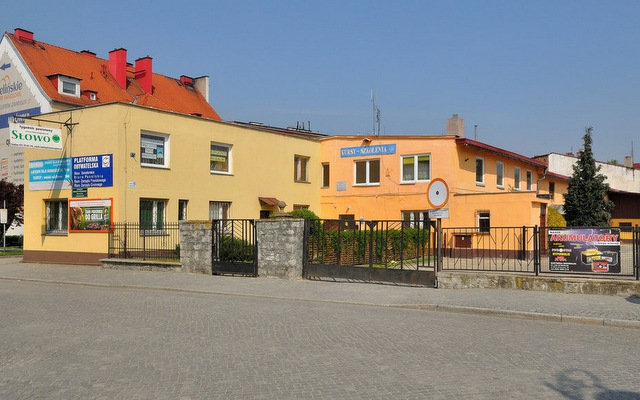 Utrzymaniem terenów zielonych na terenie miasta i gminy zajmuje się Centrum Usług Komunalnych i Technicznych w Strzelinie, które ma siedzibę przy ul. Michniewicza 8