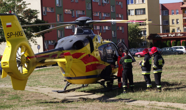 Do poszkodowanej 87-letniej kobiety wezwano Lotnicze Pogotowie Ratunkowe z Wrocławia. Śmigłowiec lądował na placu obok strzelińskiego Rynku