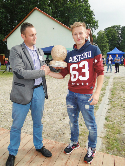 Tomasz Malinowski odebrał nagrodę kibiców z rąk wiceprezesa Gromnika Mariusza StachowiczaCzłonek 