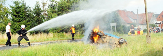 Akcja gaszenia płonącego samochodu
