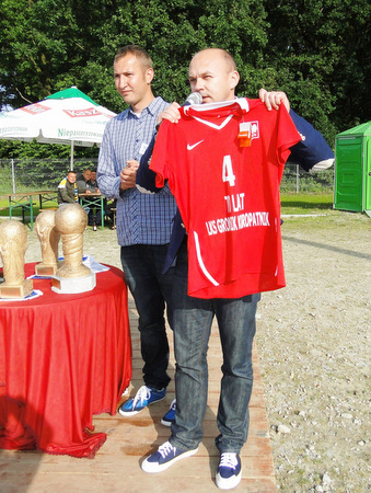 Członek zarządu DZPN wręczył przedstawicielom Gromnika pamiątkową koszulkę reprezentacji Polski
