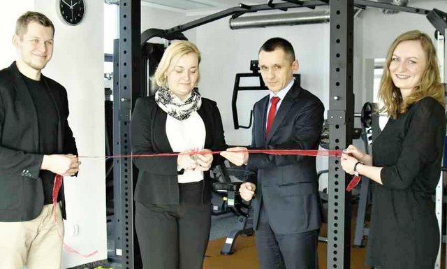 Uroczystego otwarcia dokonali Dorota Pawnuk i Tomasz Charowski (w środku). Obok właściciele siłowni Marta Szczepańska i Michał Dąbrowski