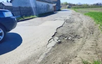 Zepsuli kierowcy ciężarówek, naprawić muszą drogowcy