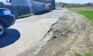 Zepsuli kierowcy ciężarówek, naprawić muszą drogowcy