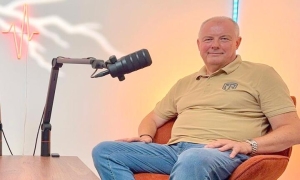 Co robić, gdy słyszysz dźwięk drona bojowego?