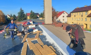 Łatają dachy na budynkach