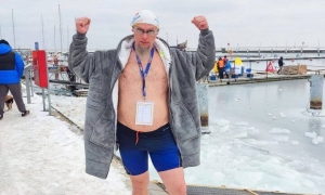 Pływał w lodowatej wodzie