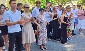 Wybrzmiał ostatni dzwonek. Rozpoczęły się wakacje