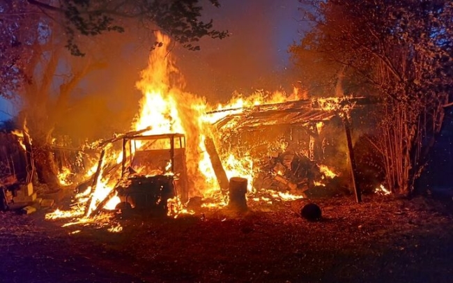 Pożar w pobliżu budynku mieszkalnego i gospodarczego i samochodów