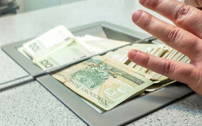 Przestępcy udają kasjerów