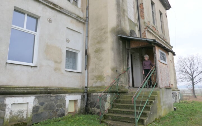 Sama w pałacu. 82-latka prosi o nowe mieszkanie