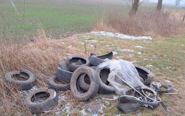 Kolejne dzikie wysypiska przy drogach powiatowych
