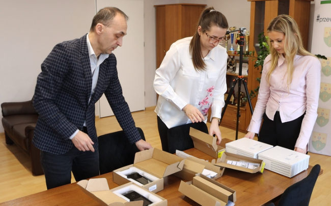 Wejdziesz na boisko do padla i kort tenisowy z aplikacją mobilną